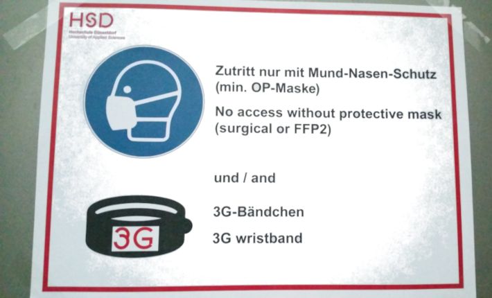 Schild für die 3G-Zugangsregelung an der HS Düsseldorf
